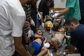 Enfants gazaouis recevant des soins après une attaque israélienne, le 6 juin dernier. KEYSTONE/EPA/HAITHAM IMAD
